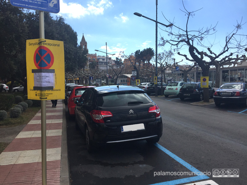 Senyalització al passeig del Mar informant que demà s'hi farà una neteja intensiva.