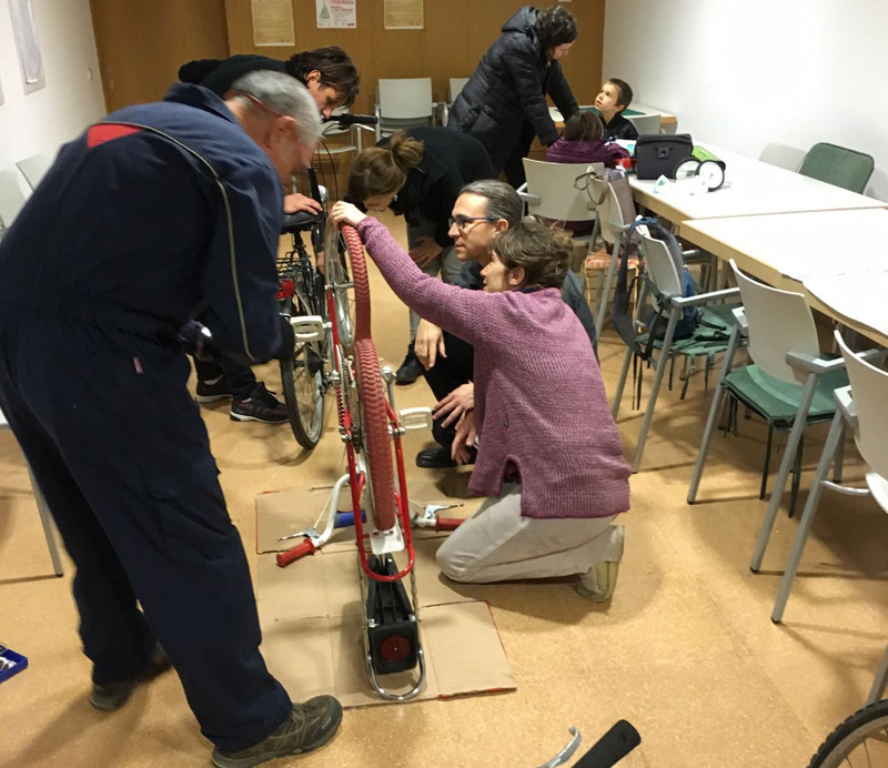 Taller de reparació de bicicletes. (Foto: Àrea de Medi Ambient Ajuntament de Palamós.)