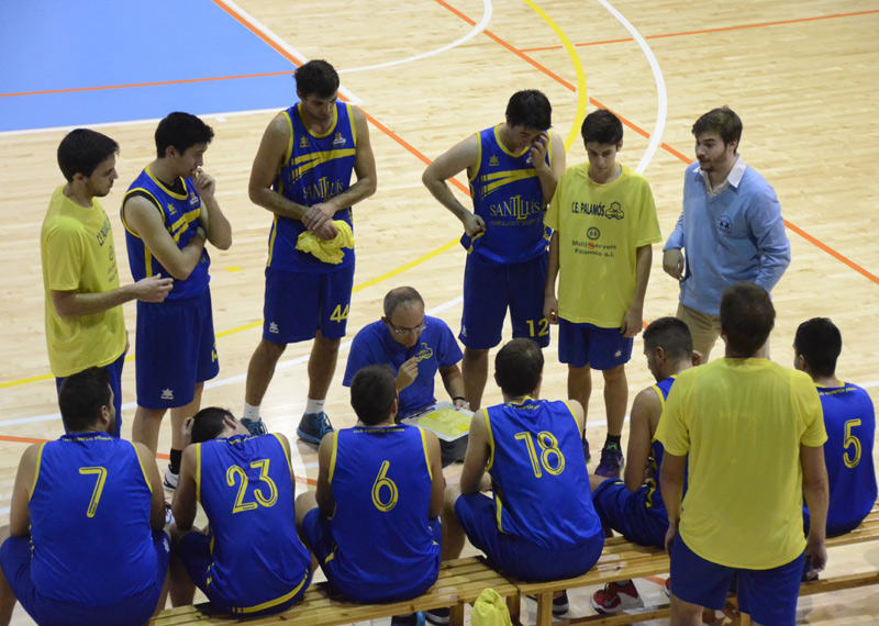 L'entrenador del CE Palamós, Josep Coll, donant instruccions als seus jugadors. (Foto: Olga Grassot.)