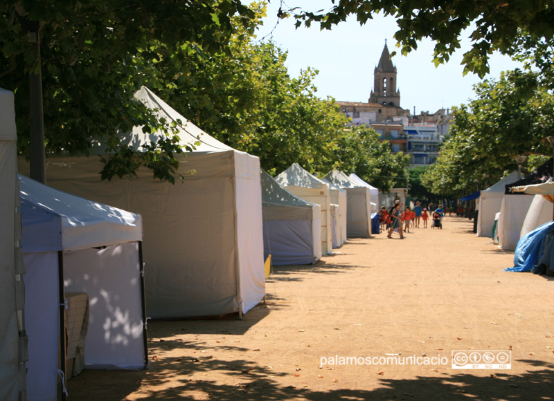 Parades del mercat d'estiu al passeig del Mar.