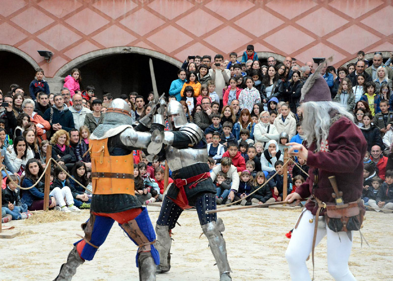 Les recreacions de lluites amb espasa són alguns dels atractius del Mercat Medieval. (Foto: Ajuntament de Calonge.)