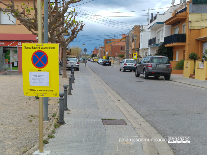 Senyalització al carrer de Zoilo Costart informant que demà s'hi farà una neteja intensiva.