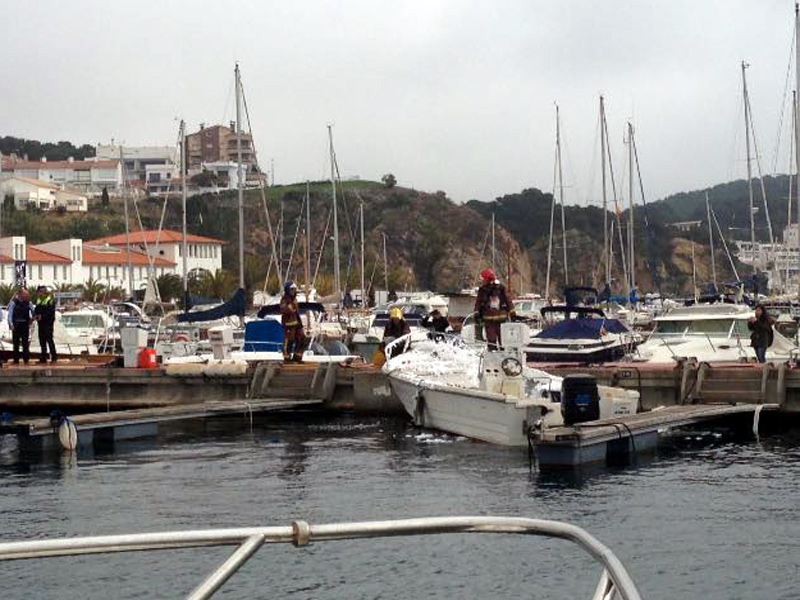 Simulacre d'emergència al port Marina Palamós, ahir. (Foto: Protecció Civil Generalitat).
