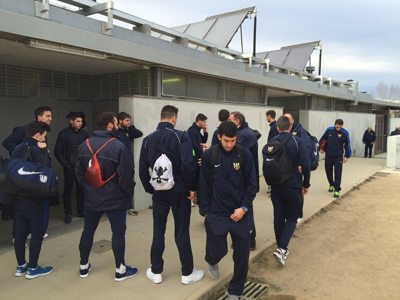 Els jugadors del Palamós en un desplaçament. (Foto: Palamós CF.)