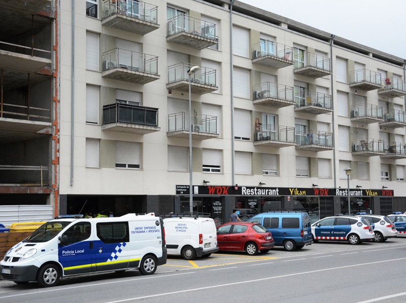 Vehicles de policia, ahir davant el bloc de pisos ocupat. (Foto: Ajuntament de Calonge).