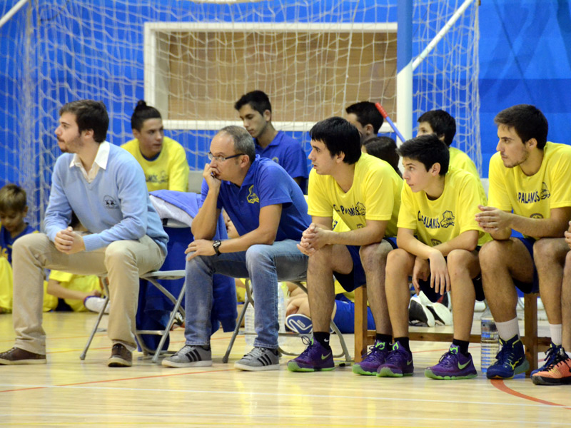 Jugadors i tècnics del CE Palamós a la banqueta, durant un partit. (Foto: Olga Grassot.)