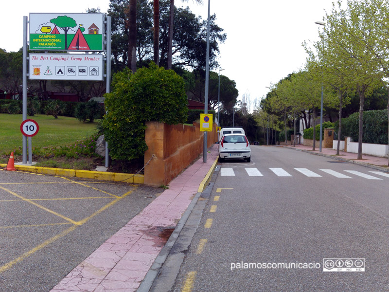 Senyalització al camí de Cap de Planes informant que demà s'hi farà una neteja intensiva.