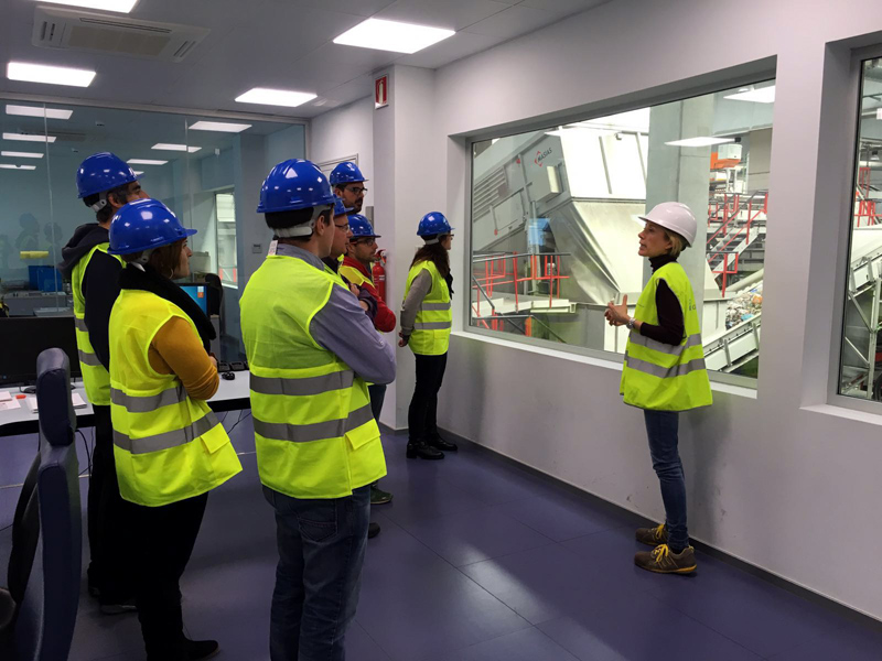 La representació palamosina, ahir a la planta de Lloret. (Foto: Ajuntament de Palamós.)