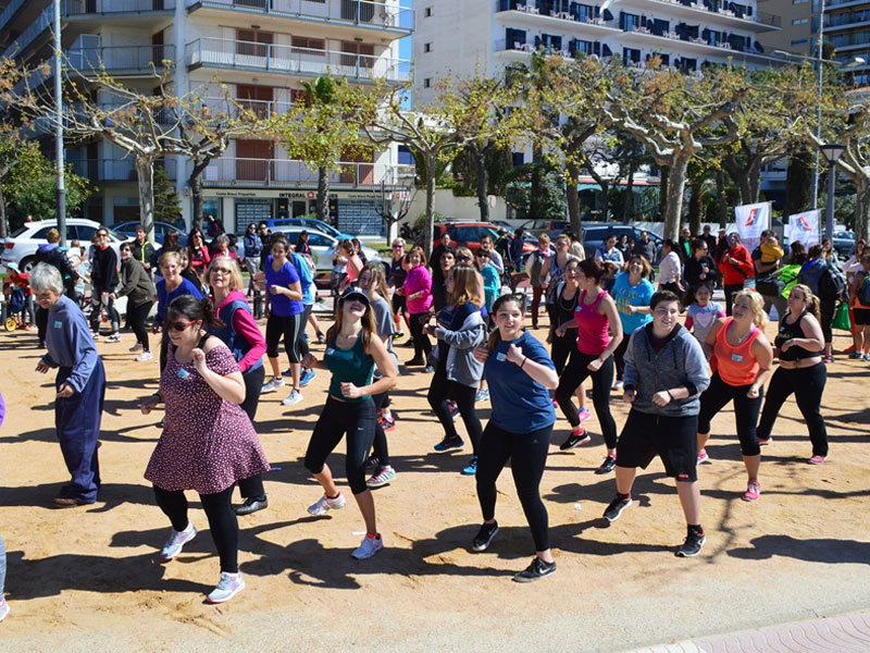 Participants en la classe de zumba, dissabte al passeig del Mar. (Foto: SSIBE.)