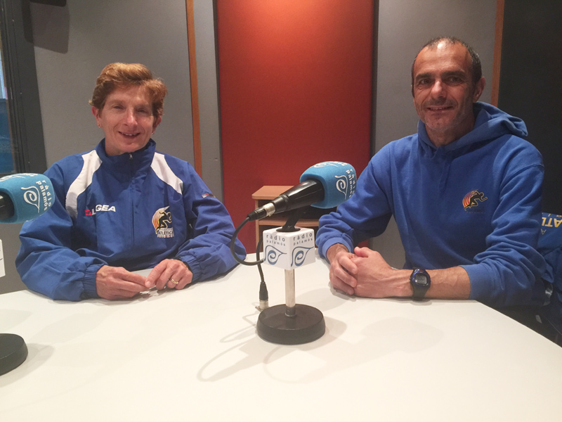 Rosa Escribano i Paco del Río, als estudis de Ràdio Palamós.