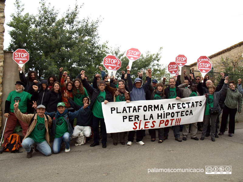 Una acció de la PAH per evitar un desnonament a Sant Joan, l'any 2012.
