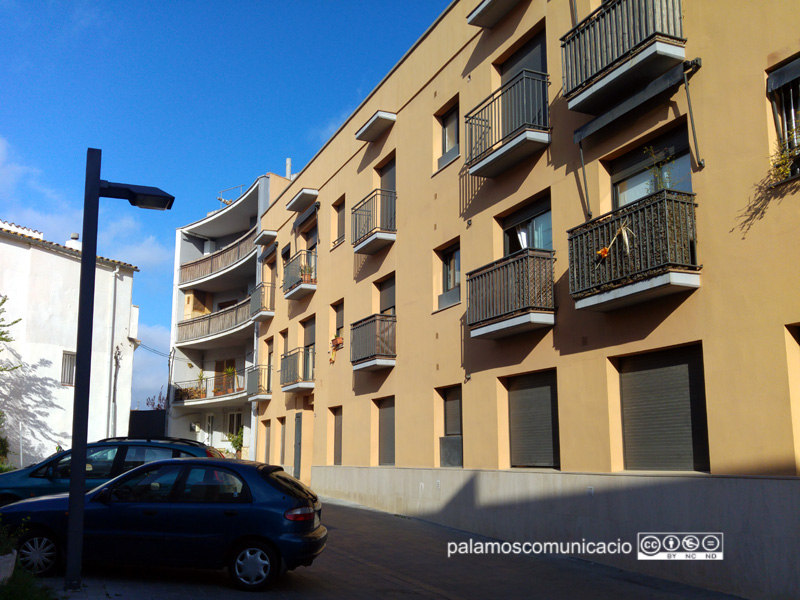 Edifici del carrer Nou de Puigpedró amb pisos ocupats il·legalment