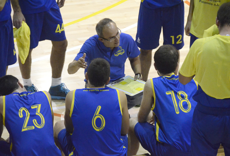 Josep Coll, entrendador del sènior masculí A del CE Palamós, donant instruccions als seus jugadors. (Foto: Olga Grassot.)