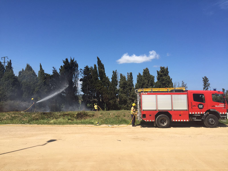 Els bombers actuant en l'extinció de l'incendi. (Foto: David Costa).