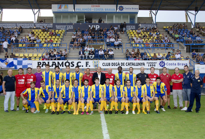 Foto oficial de la plantilla del Palamós CF, aquesta temporada. (Foto: Olga Grassot.)