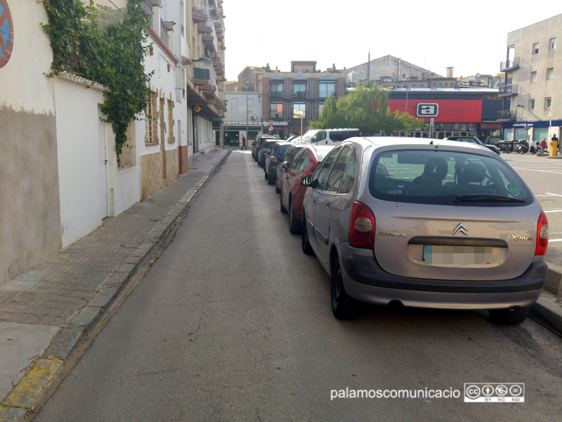 El carrer de Santa Marta és estret i és difícil de transitar entre els cotxes aparcats.
