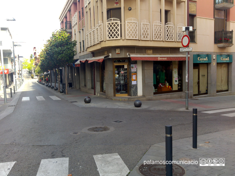 Confluència dels carrers de Cervantes i de Dídac Garrell, amb la plaça dels Arbres.
