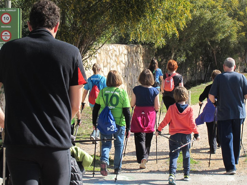 La marxa nòrdica és una activitat saludable que distribueix l'esforç físic. (Foto: Vies Verdes.)