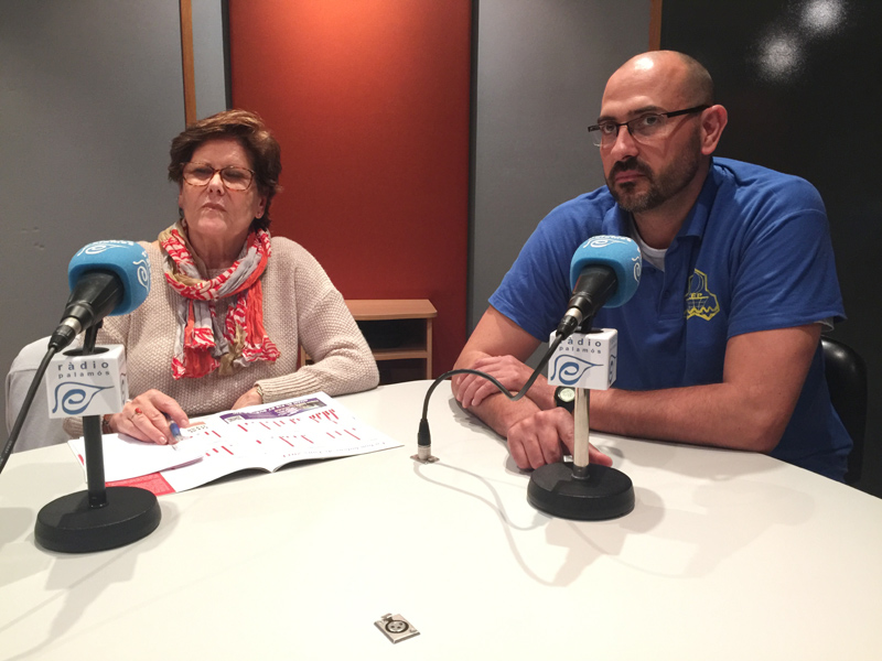 Hortènsia Doporto, delegada d'Oncolliga a Palamós, i Xavier Adroher, vicepresident del CE Palamós, a l'emissora municipal.