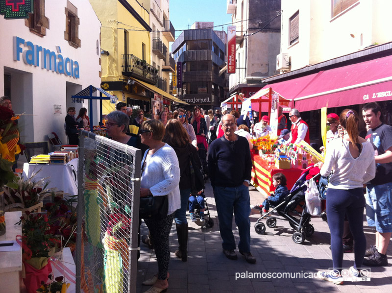 La fira de roses i llibres de Sant Jordi al carrer Major de Palamós.