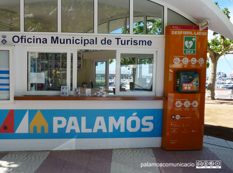 Un desfibril·lador al costat de l'Oficina de Turisme que hi ha al passeig del Mar de Palamós.