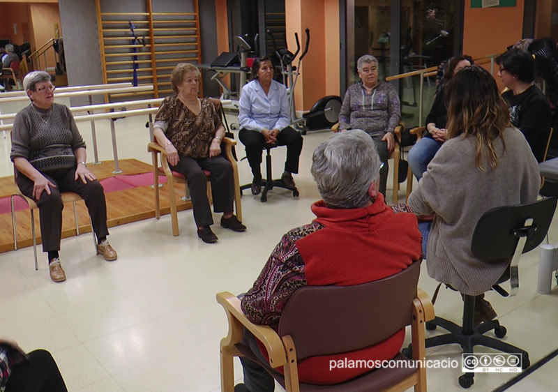 Sessió de gimnàsia suau al Palamós Gent Gran, una de les activitats de l'Associació d'Afectats de Fibromiàlgia.