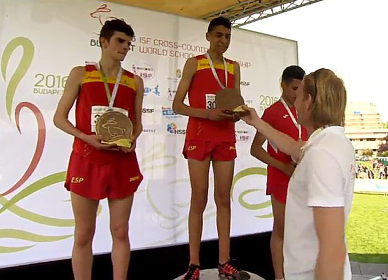 Annasse Mahboub s'ha proclamat campió del Món de Cros Escolar, a Hongria. (Foto: Twitter AA Palamós.)