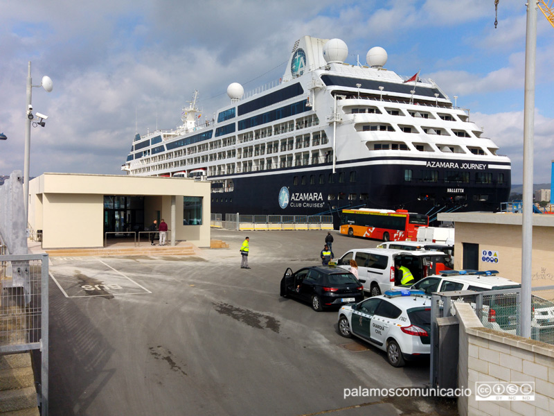 L'Azamara Journey, amarrat aquest matí al port de Palamós.