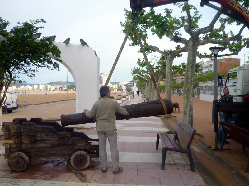 Moment en què van retirar un dels canons del passeig del Mar. (Foto: Ajuntament de Palamós.)