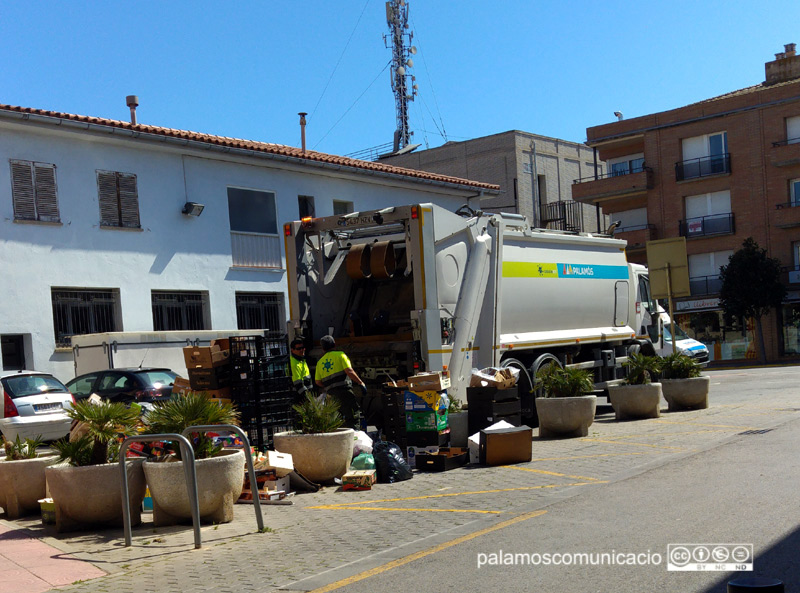 Escombriaires recollint deixalles al centre de Palamós.