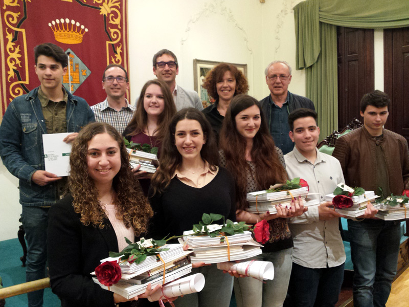 Els finalistes del Premi, amb Lorena Vilches, segona per l'esquerra en la fila superior. (Foto: Ajuntament de Palamós.)