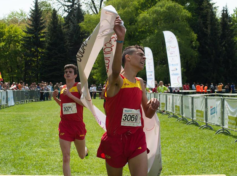 Mahboub, atravessant la meta en la prova que el convertia en campió del Món de Cros Escolar el passat cap de setmana a Budapest. (Foto: Wangconect.)