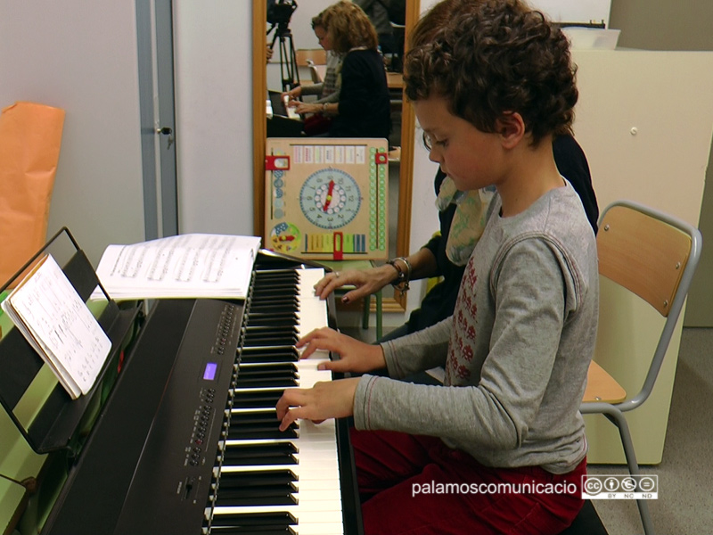 Un jove aprenent a tocar el piano a l'escola La Vila.