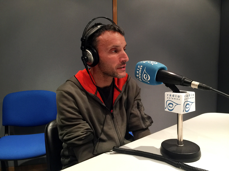 Josep Carballude als estudis de Ràdio Palamós.