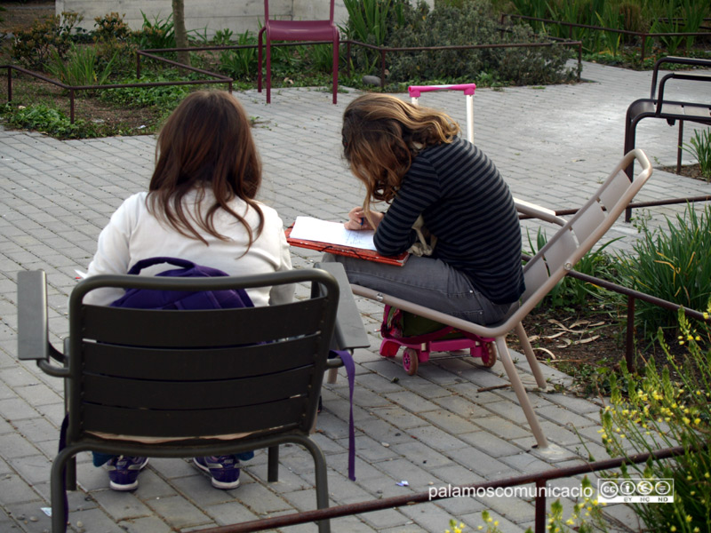 Estudiants en el parc davant la biblioteca municipal.