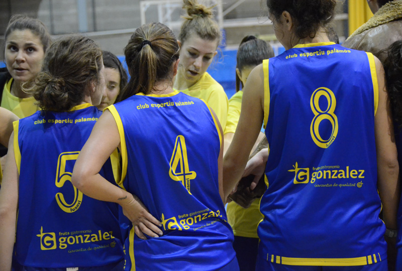 El sènior femení A del Club Esportiu Palamós, visita aquesta jornada la pista del Sant Andreu de Natzaret. (Foto: Olga Grassot.)
