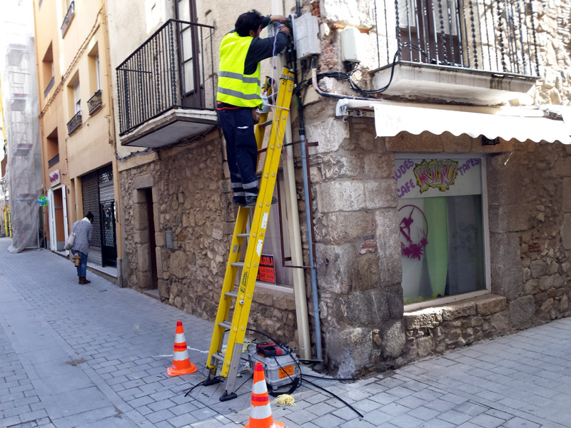 Aquesta setmana han començat els treballs per al desplegament de la fibra òptica a Palamós. (Foto: Ajuntament de Palamós.)