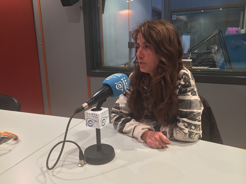 Idoia Landa, integrant de la PAH de Palamós, a l'emissora municipal.