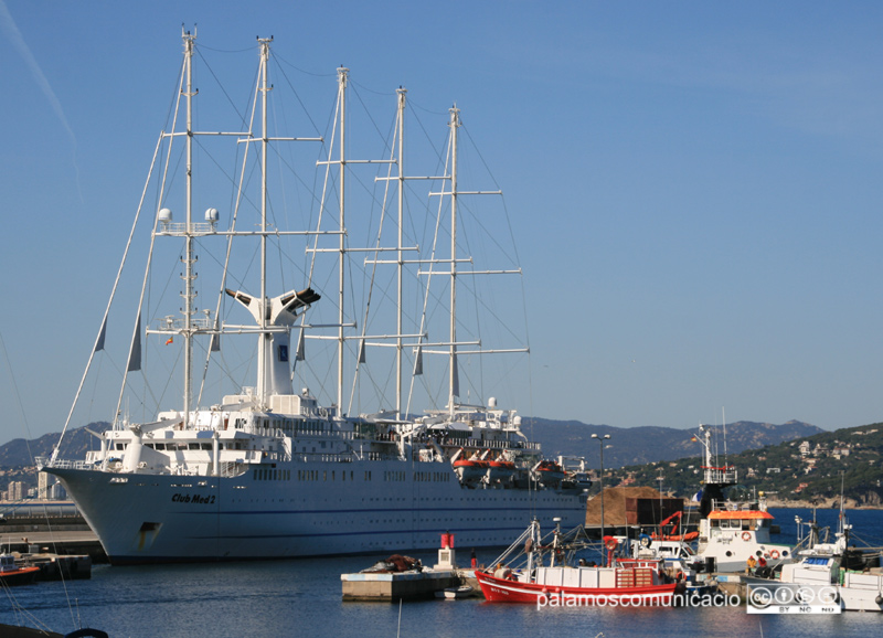 El Club Med 2, el motoveler més gran del món, aquest matí al port de Palamós.