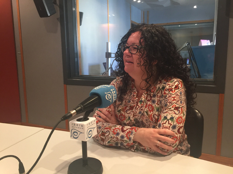 La regidora del PSC, Raquel Gallego, avui als estudis de Ràdio Palamós.