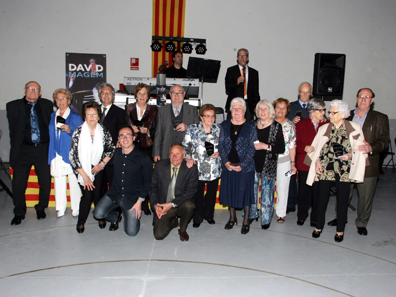 Els socis homenatjats van rebre una placa commemorativa. (Foto: Ajuntament de Palamós.)