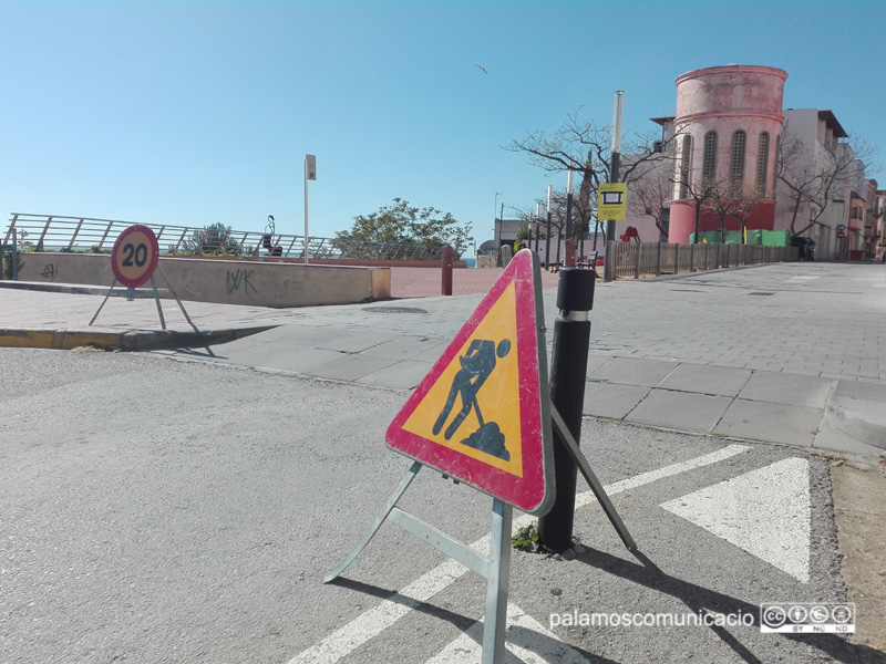 Senyalització per obres al carrer Pedró de Palamós, aquest matí.