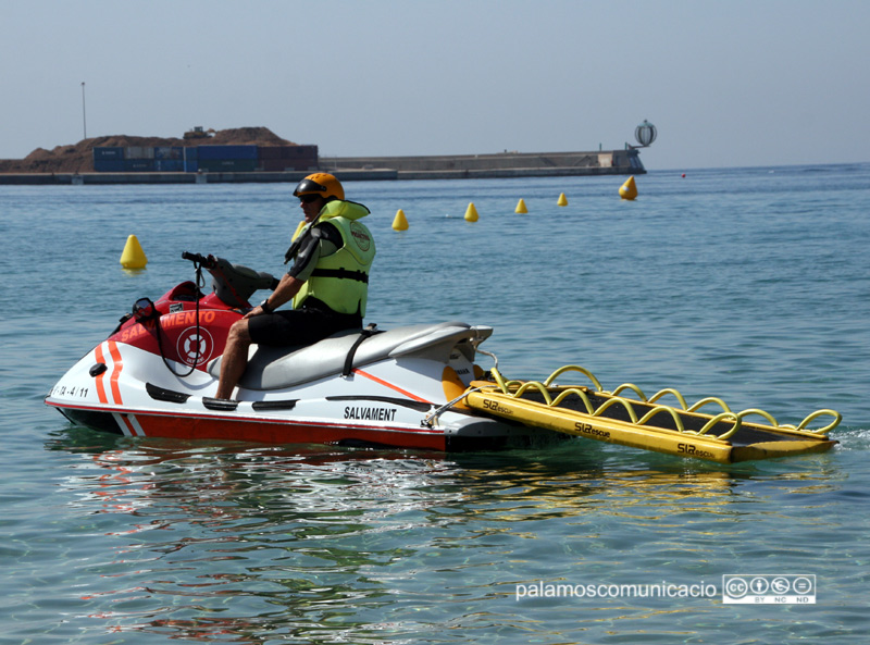 Una moto aquàtica dels serveis de socorrisme i salvament a les platges de Palamós.