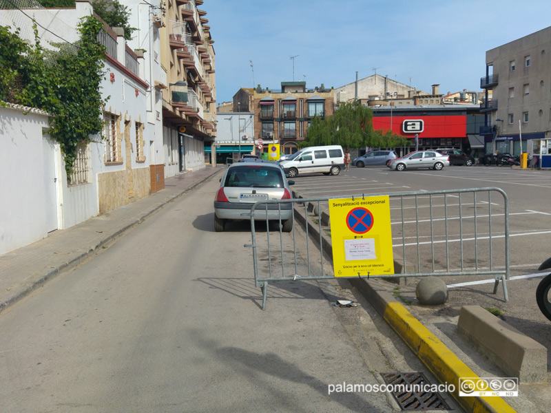 Senyalització al carrer de Santa Marta informant que demà s'hi farà una neteja intensiva.
