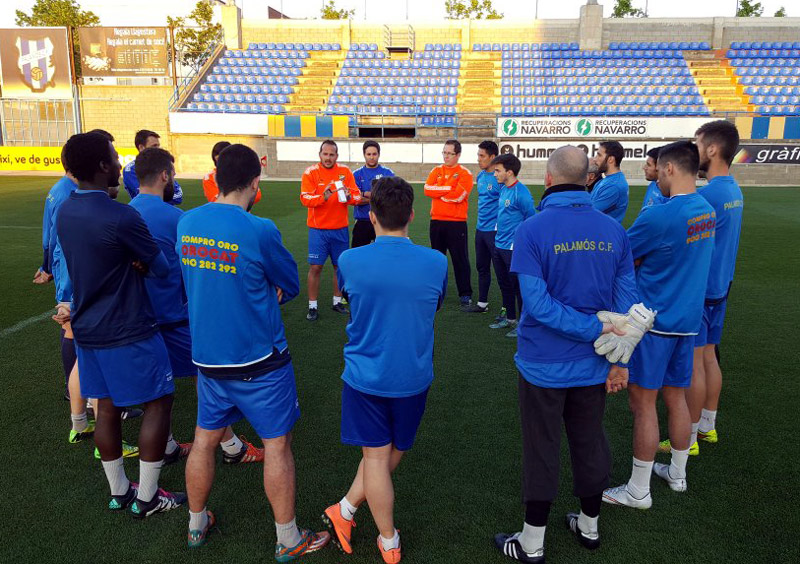 Joan Mármol, reunint els seus jugadors per afrontar els dos partits clau que resten de temporada. (Foto: Claudi París.)