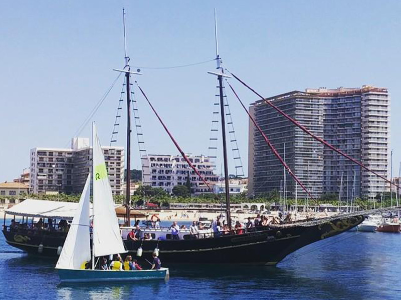 El Palamós Terra de Mar ofereix, entre d'altres activitats, excursions amb velers. (Foto: Museu de la Pesca.)