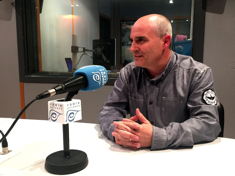 El regidor de Brigada, Joan Barba, als estudis de Ràdio Palamós.