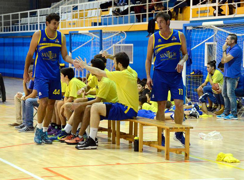 Gubert, a la dreta de la imatge, porta tres dècades jugant a bàsquet. (Foto: Olga Grassot.)