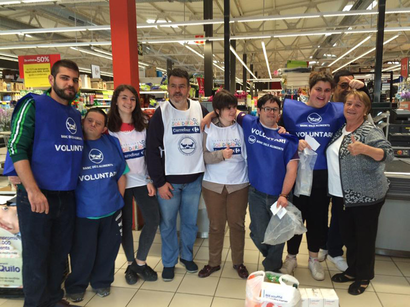 Els voluntaris de Vimar, durant el recapte d'aliments. (Foto: Fundació Vimar.)