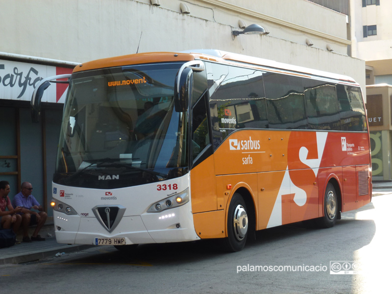 Un autobús a la parada del carrer de López Puigcerver amb plaça de Catalunya.